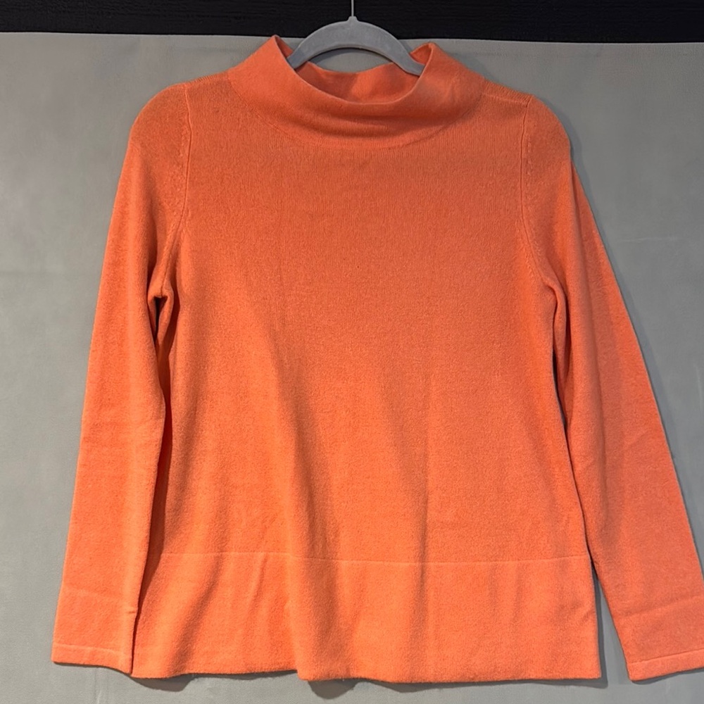 100% CASHMERE sweater by Lord&Taylor. Size Small.